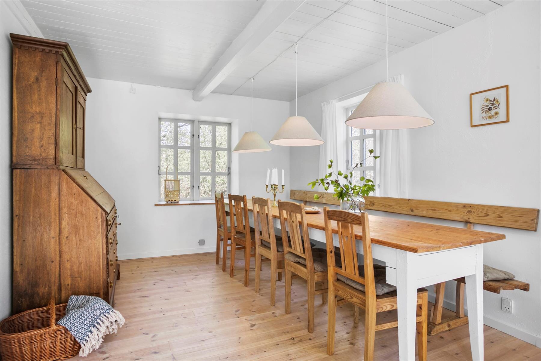 Den lyse spisestue i sommerhuset på Svinkløvvej 403