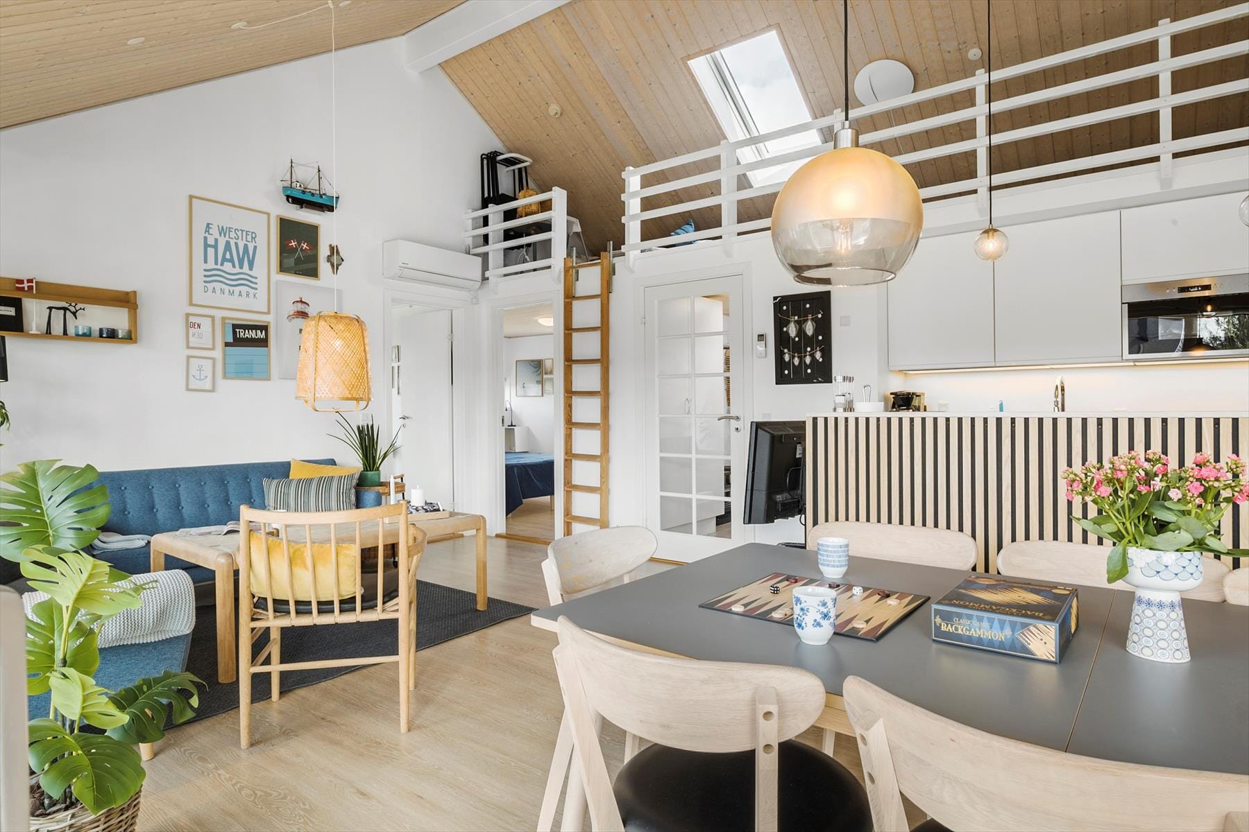 Flot køkkenalrum i skandinavisk stil i sommerhuset på Kronvildtvej 130 i Tranum