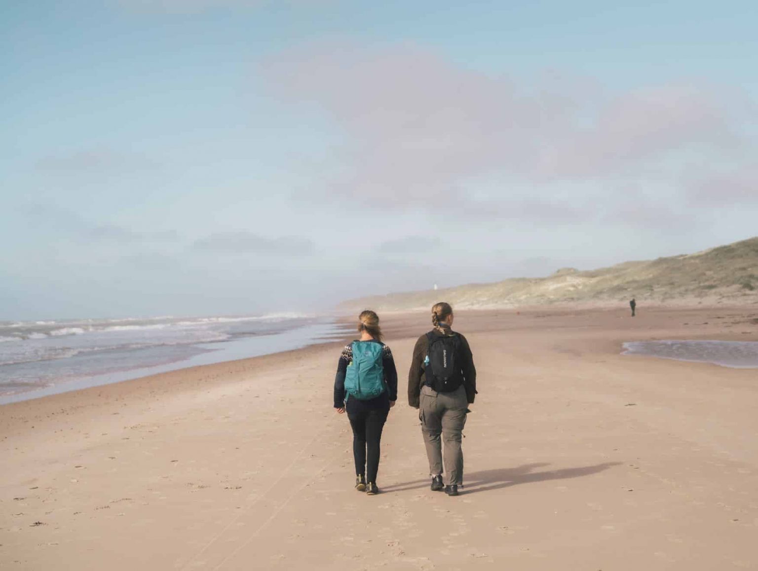 To gående på stranden