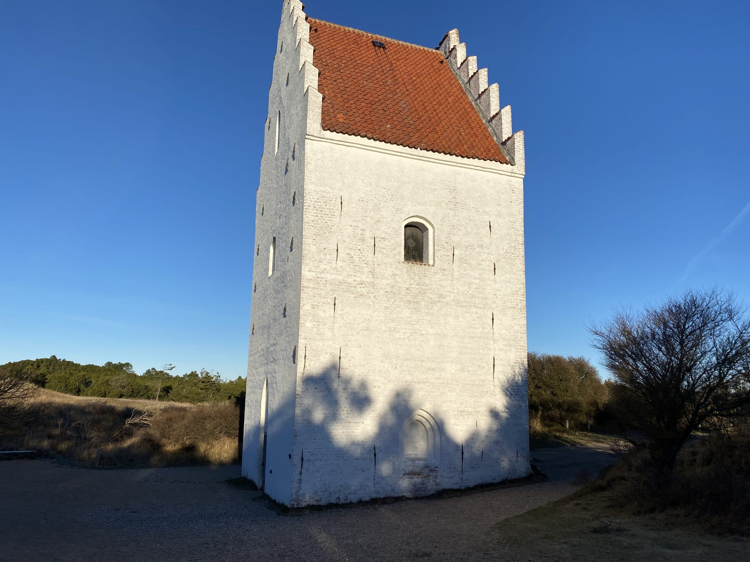 Closeup af tårnet på Den Tilsandede Kirke ved Skagen