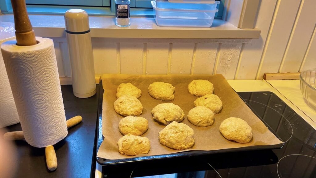 Bageplade med hjemmebagte boller