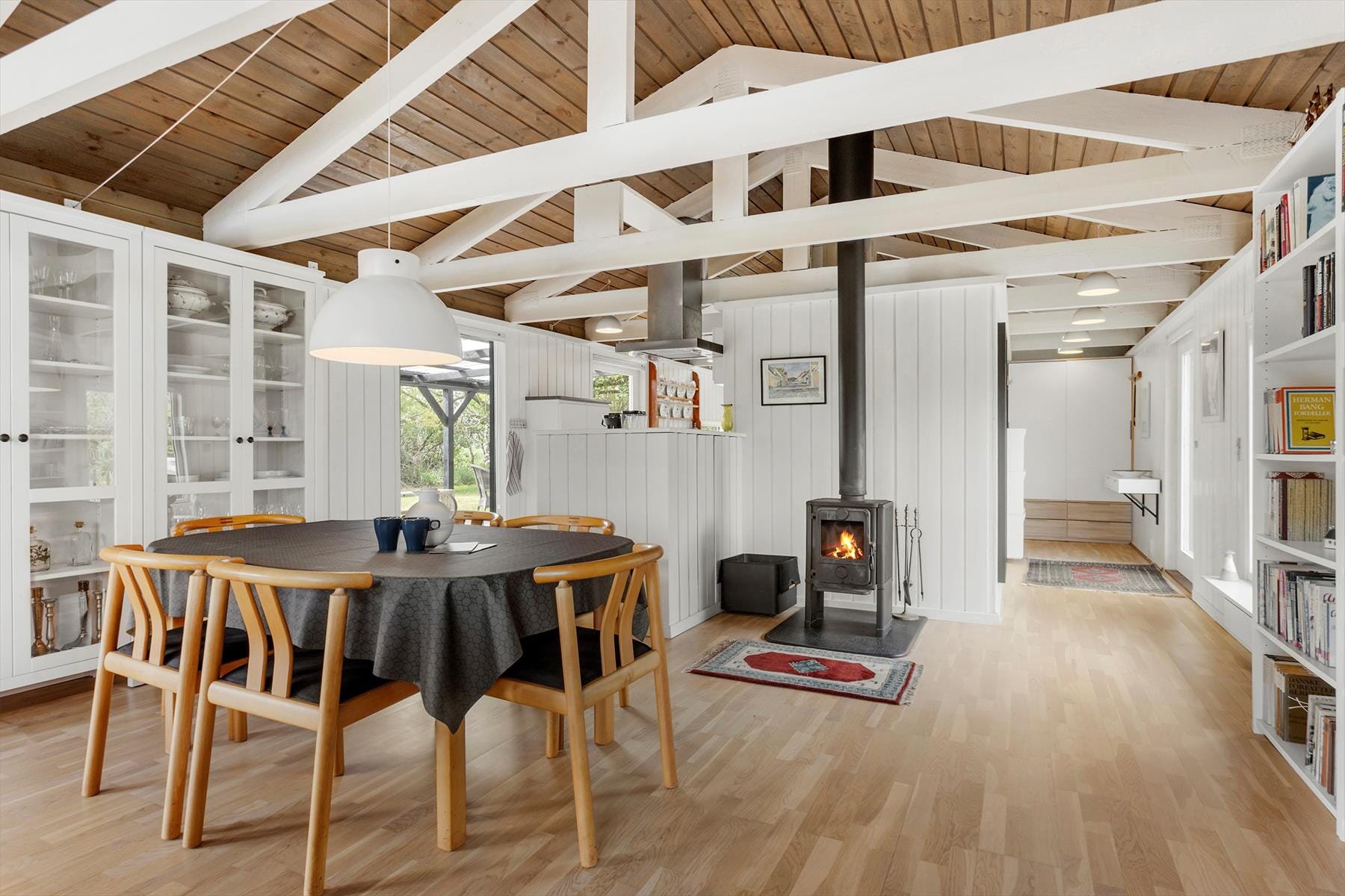 Spisestuen i sommerhuset på Ternevej 5 i Lønstrup