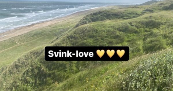Et billede af kysten ved Svinkløv hvor teksten 'Svink-love' er skrevet ovenpå