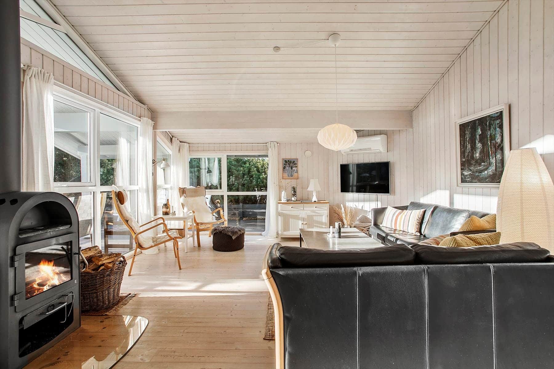 Stuen i sommerhuset på Blåbærstien 76 ved Thorup Strand.