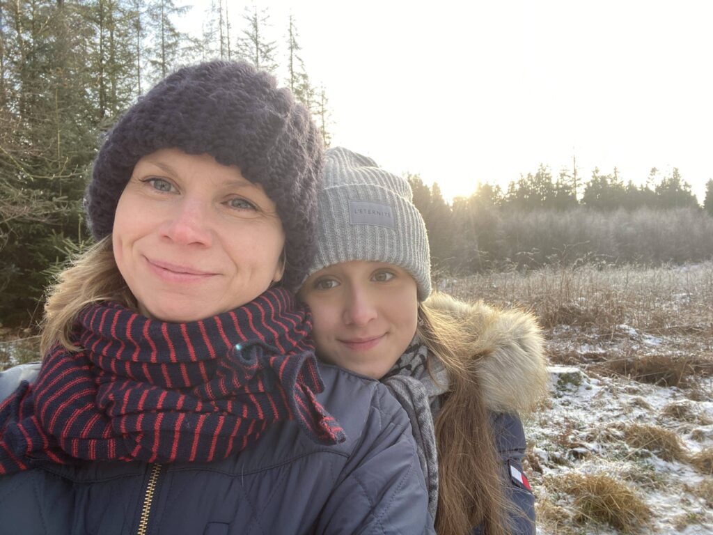 Pia Stigaard Skammelsen og datter i en snedækket skov