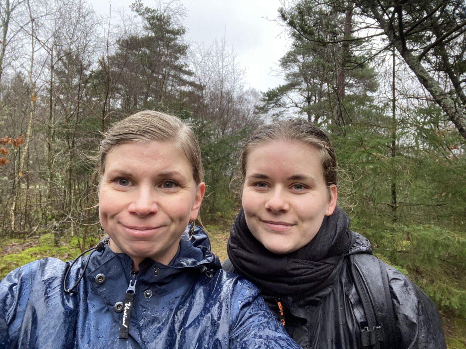 Selfie af to kvinder på gåtur i regnvejr