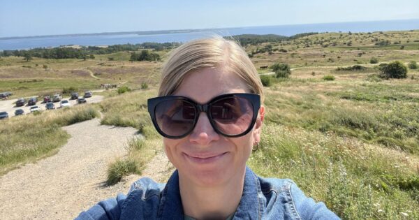 Pia Stigaard Skammelsen i Mols Bjerge på en solskinsdag