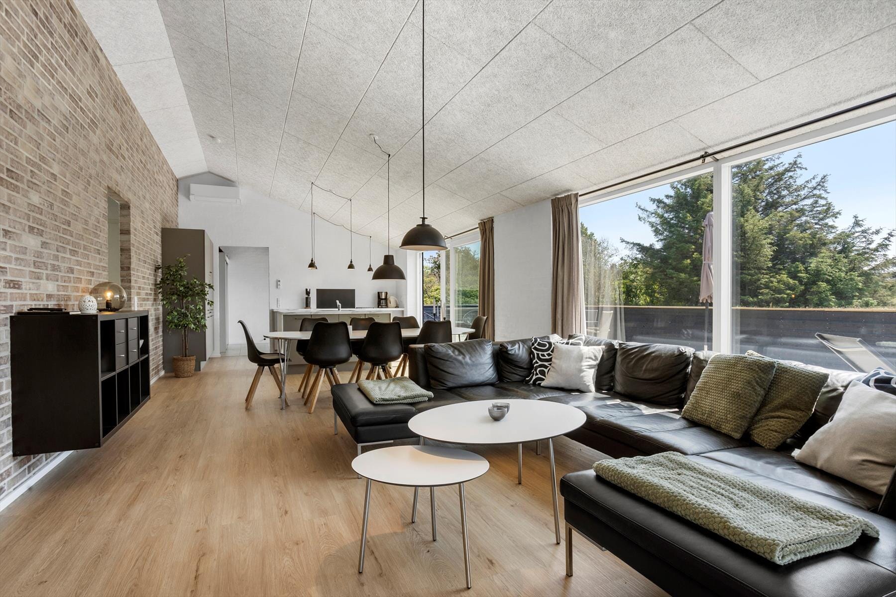 Moderne køkkenalrum i sommerhuset på Birksvej 6 i Tornby