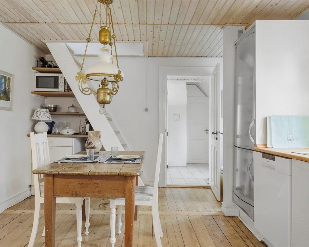 Køkkenalrum i et hyggeligt gammelt fiskerhus i Lyngby, Thy