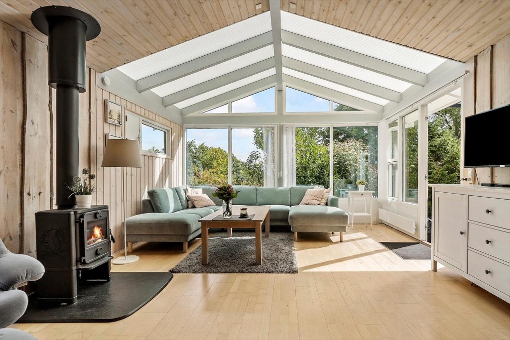 Stue i sommerhuset på Græsvangen 2 på Djursland