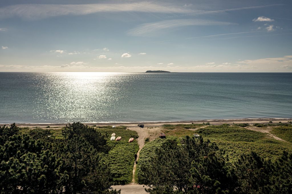 Udsigt ud over Hjelm Strand på Syddjurs i Nationalpark Mols Bjerge