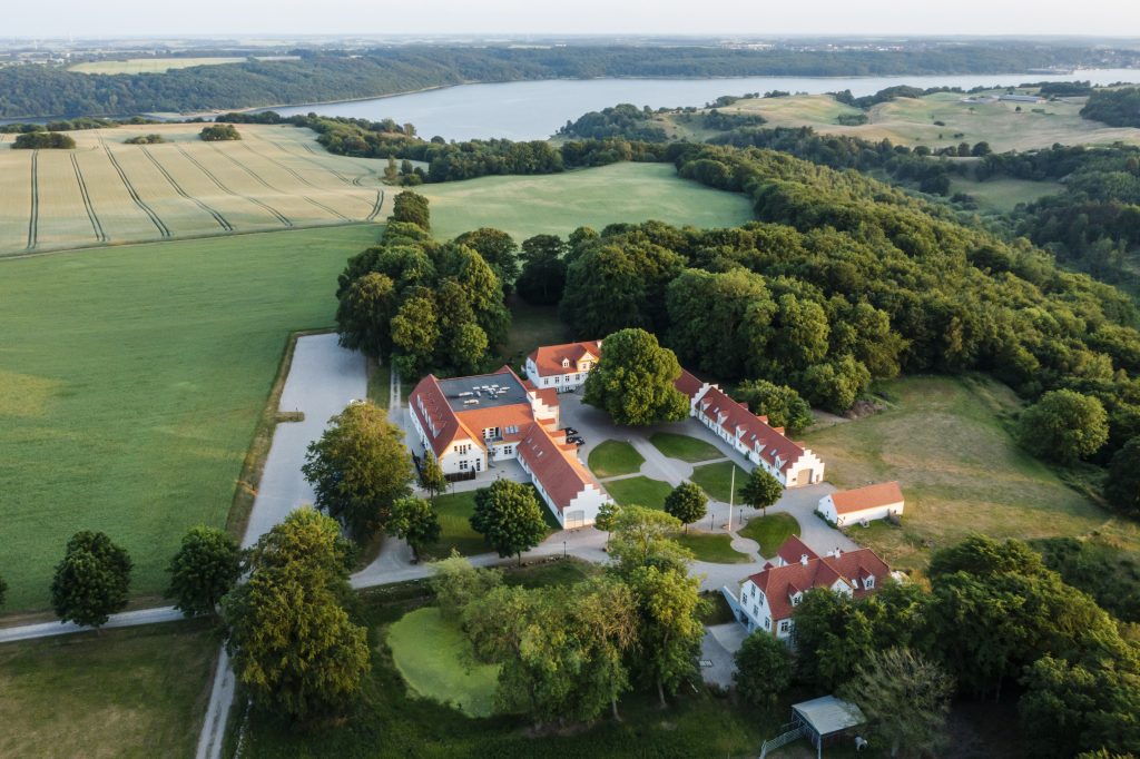 Dronefoto af BramslevGaard i sommeren