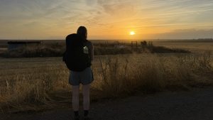 Pia Stigaard Skammelsen på Caminoen ved Torremejía, vendt mod kameraet i den bløde solopgang.