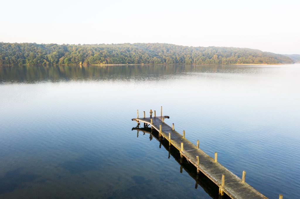 Badebro ud til Mariager Fjord på en vindstille dag