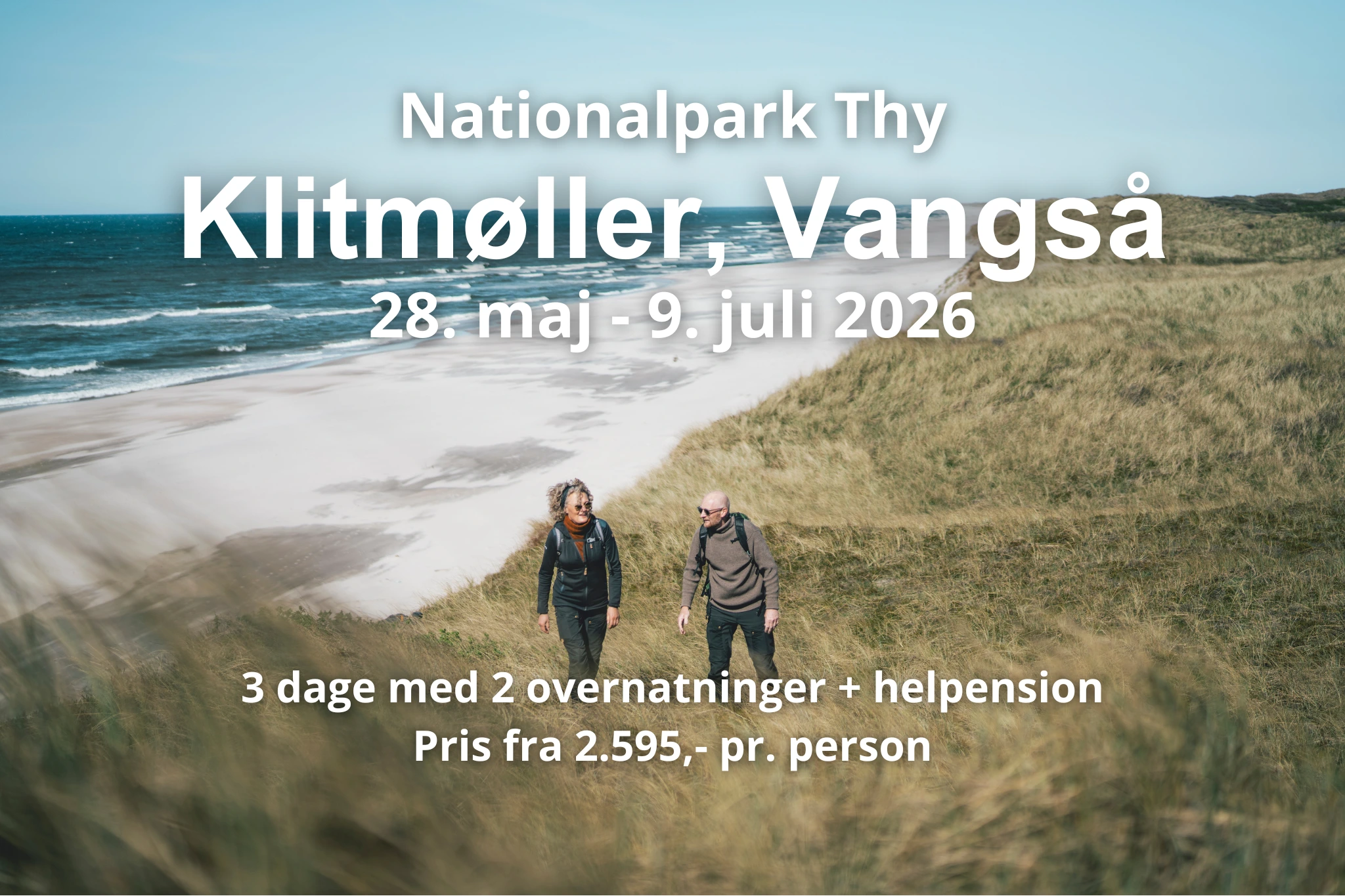 Par vandrer langs kysten mellem Klitmøller og Vangså i Nationalpark Thy informationstekst over billedet beskriver de tilgængelige datoer for vandreferier i området i 2026