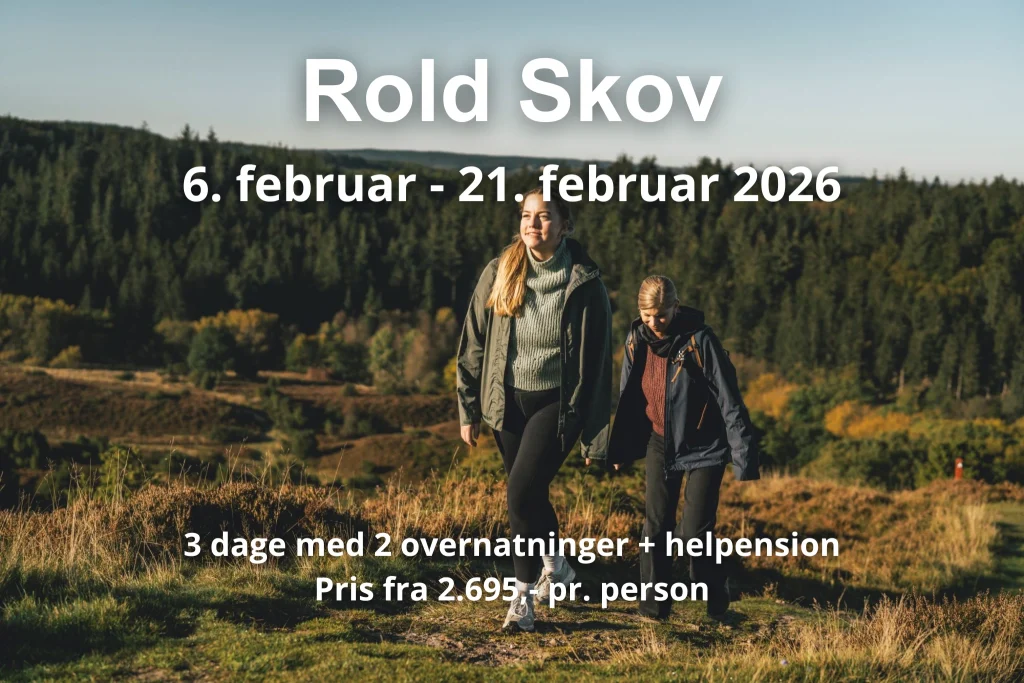 To kvinder vandrer op ad en bakke i Rold Skov informationstekst over billedet beskriver de tilgængelige datoer for vandreferier i området i 2026
