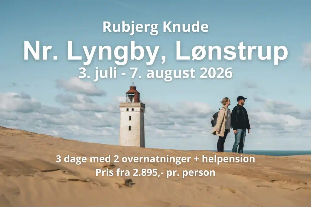 To personer nyder udsigten over sandmilen syd for Lønstrup med Rubjerg Fyr i baggrunden infomationstekst over billedet beskriver de tilgængelige datoer for vandreferier i området i 2026