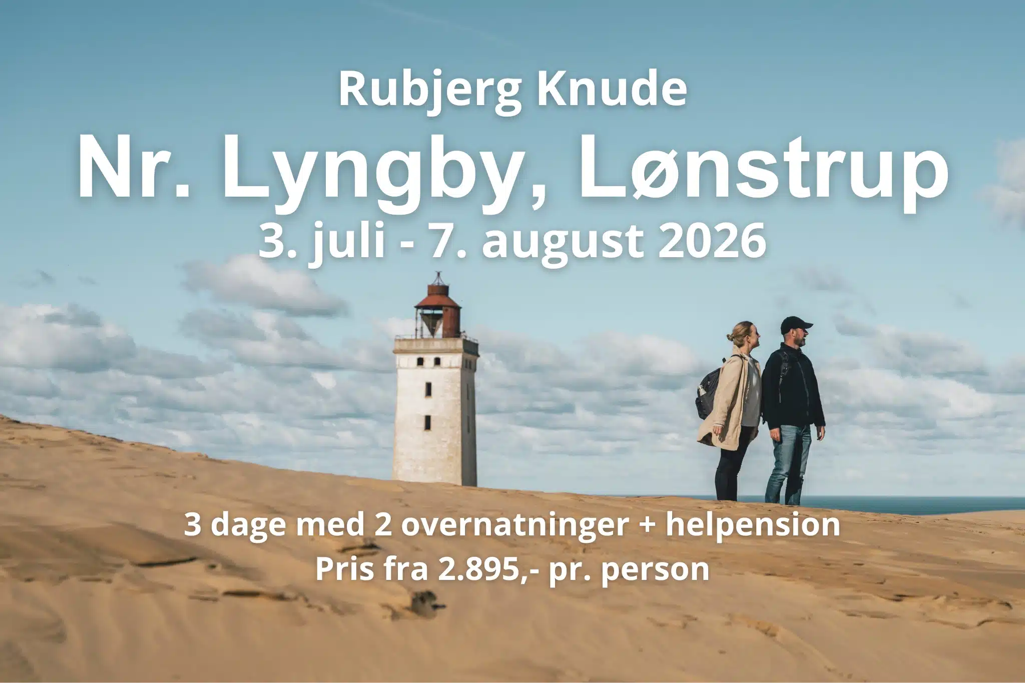 To personer nyder udsigten over sandmilen syd for Lønstrup med Rubjerg Fyr i baggrunden infomationstekst over billedet beskriver de tilgængelige datoer for vandreferier i området i 2026