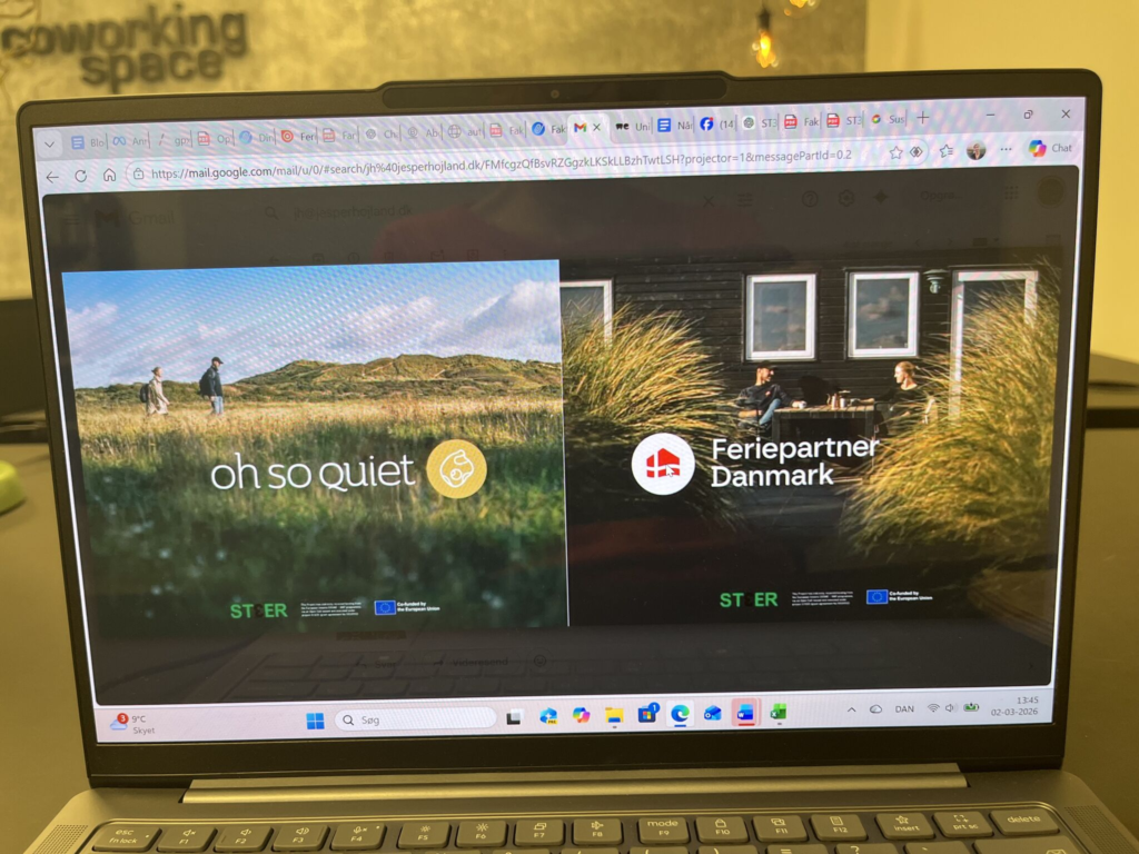 Computerskærm viser grafisk materiale til Oh So Quiet og Feriepartner