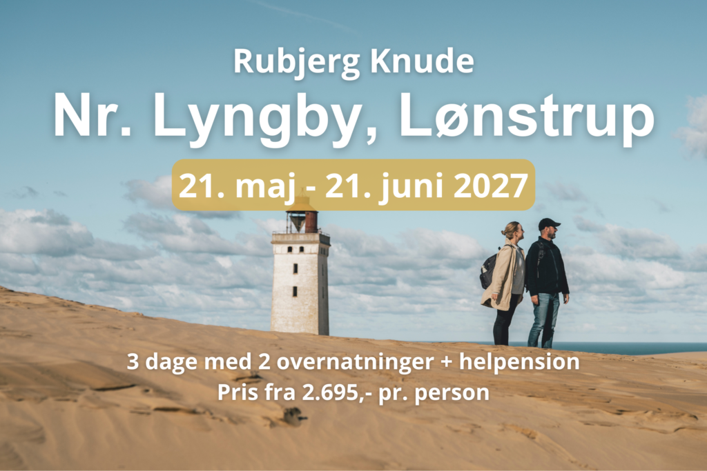 To personer på vandretur ved Rubjerg Fyr