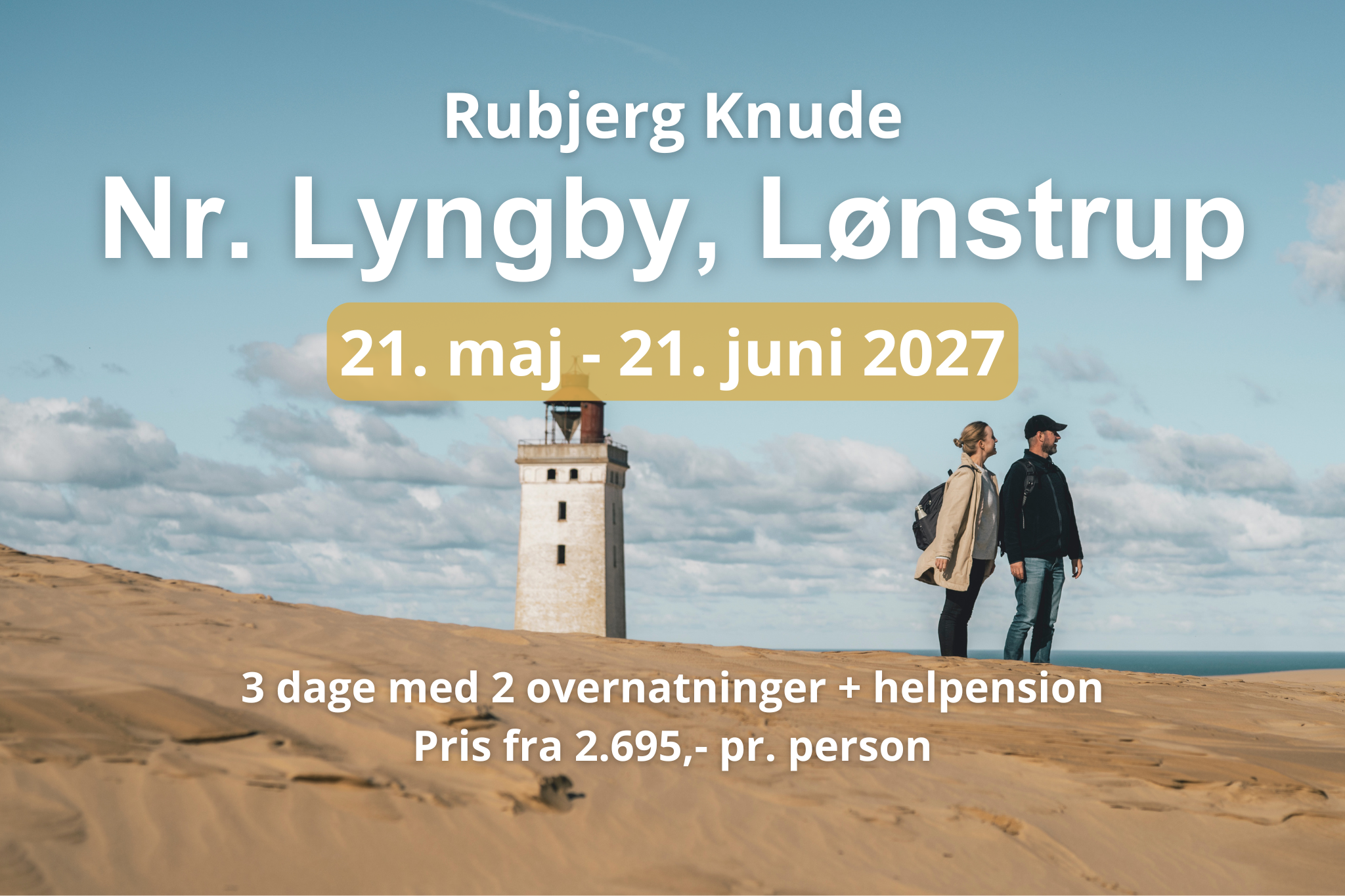To personer på vandretur ved Rubjerg Fyr